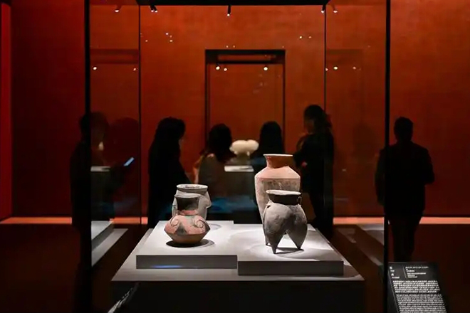 Illustration of the Smart Museum Guide System’s Automatic Multilingual Support, showing how the system automatically switches the interpretation language according to the visitor’s device language preferences, enabling an internationalized visiting experience.