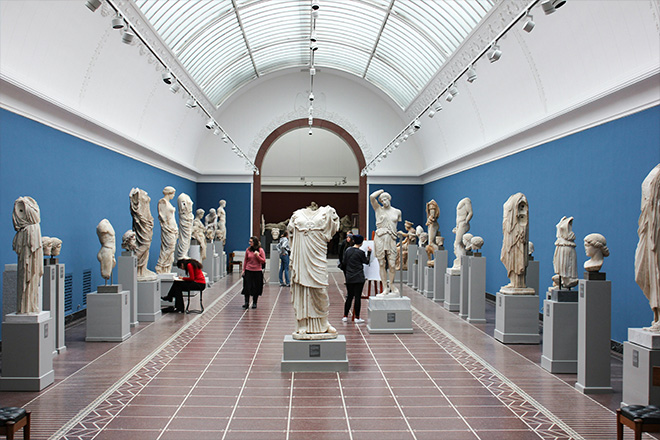 Illustration of the Smart Museum Guide System’s Data-Enabled Smart Management, showing how the system optimizes exhibition layout and refined operations through data analysis.